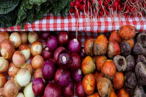 Volunteer at the Franklin Farmers Market in Williamson County